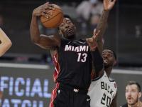 雷电竞-莱万多夫斯基在雄鹿比赛中重返赛场，战术调整引发热议！全场沸腾不已(雄鹿篮网比赛全场回放)